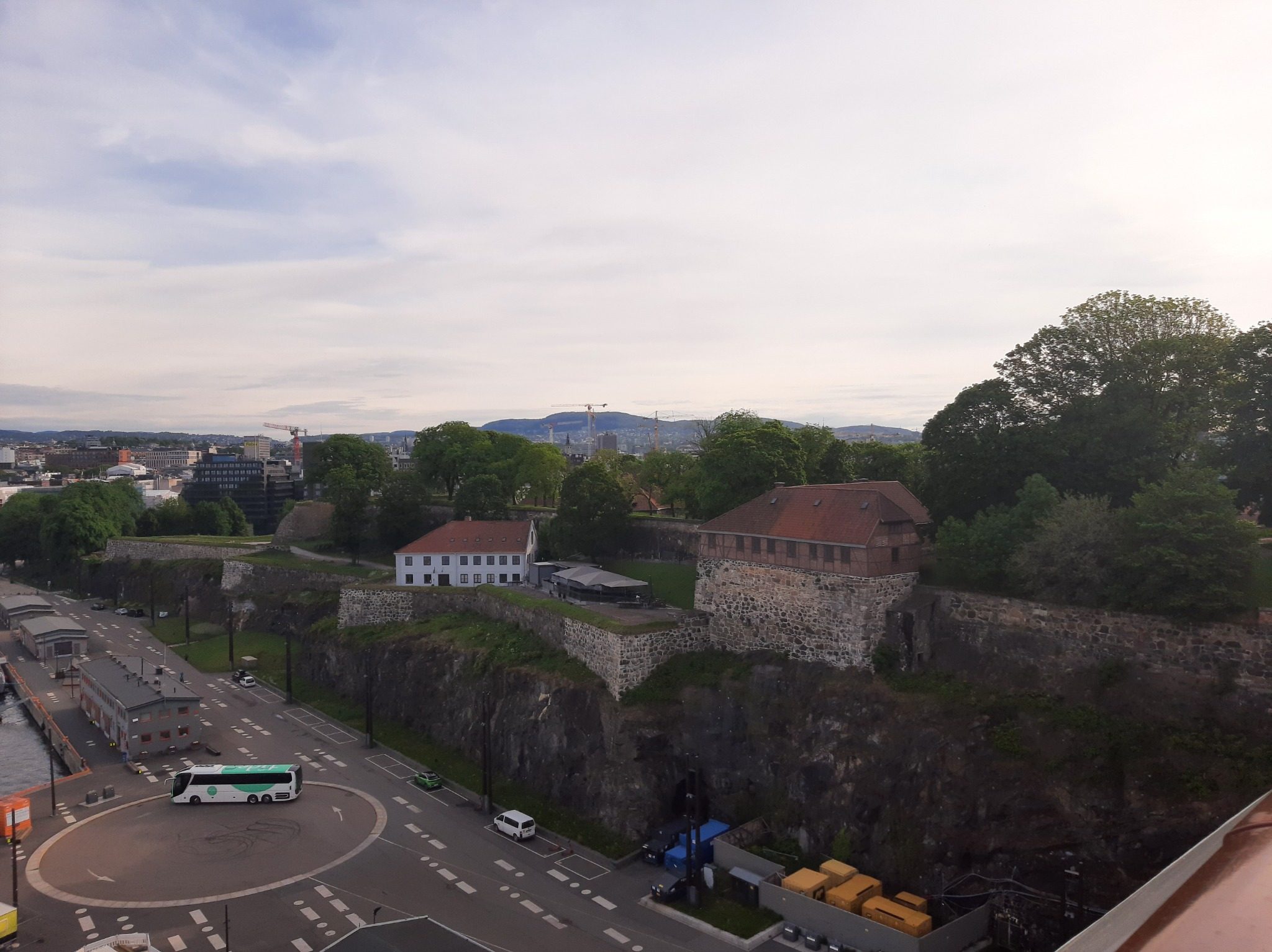 Historische Festungsmauern und Gebäude der Festung Akershus oberhalb des Osloer Hafens.