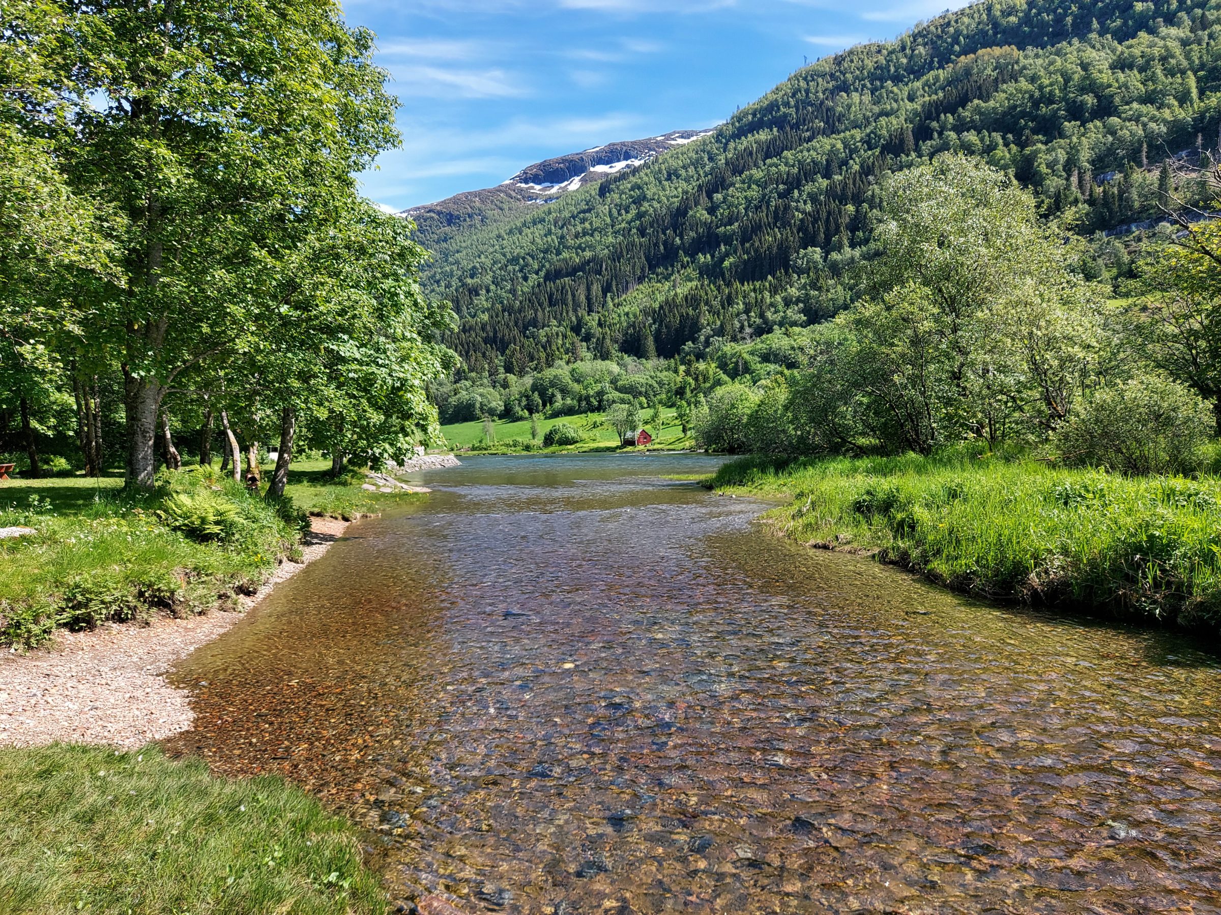 Klarer Fluss vor grünen Bergen bei Nordfjordeid