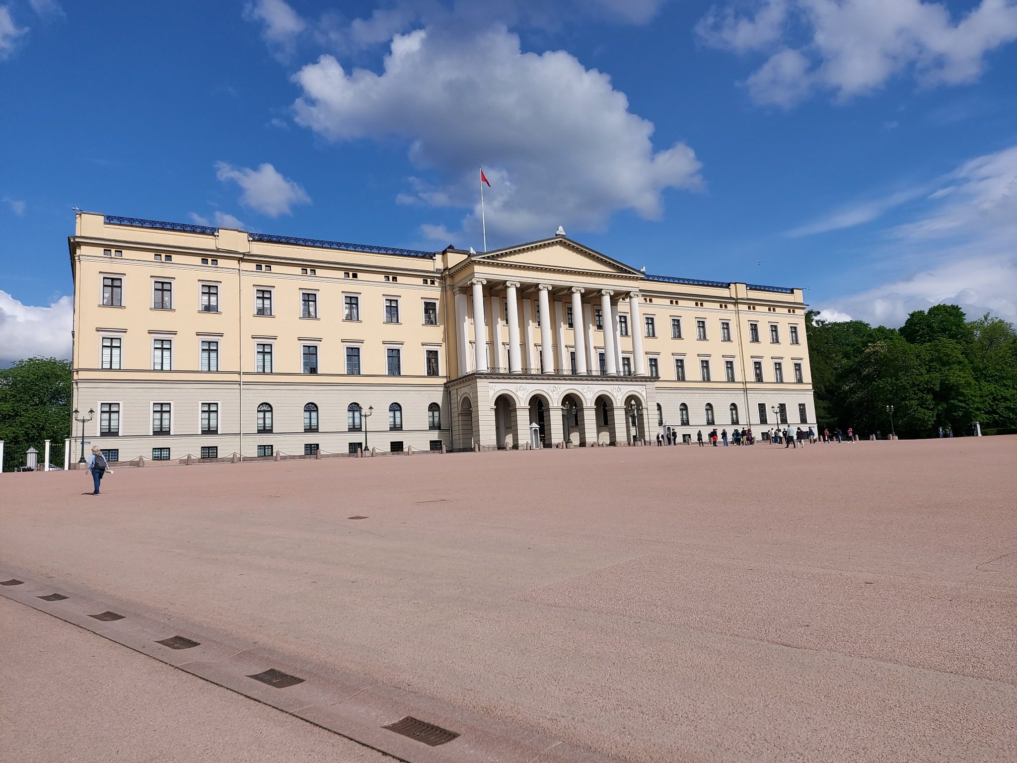 Königspalast in Oslo mit Säulenportal und großem Vorplatz.